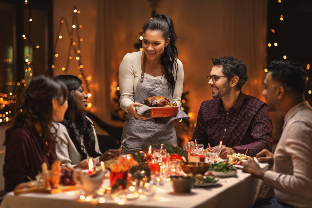 Família reunida na mesa na ceia de Natal