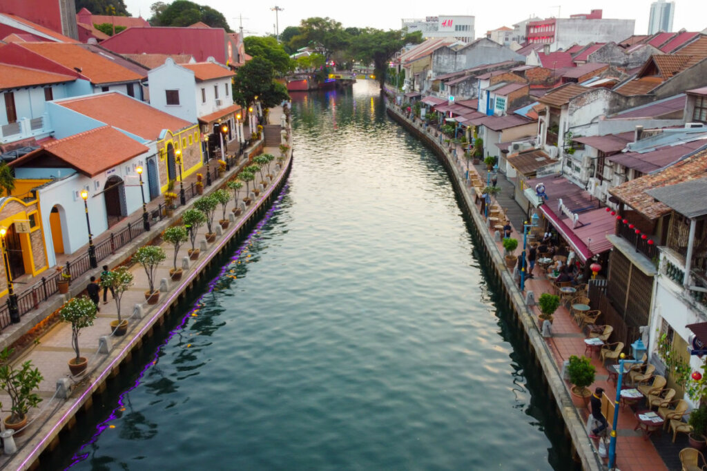 Cidade de Malaca com casas coloridas e dividida por um rio