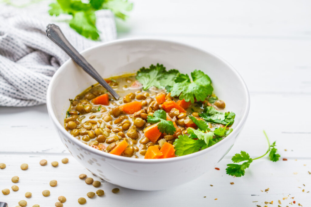Sopa de lentilha em recipiente com vegetais