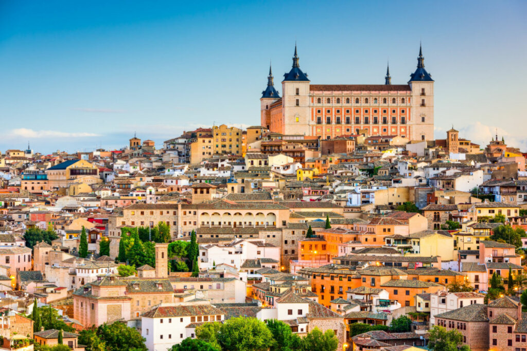 Vista da cidade de Toledo com diversas casas coloridas