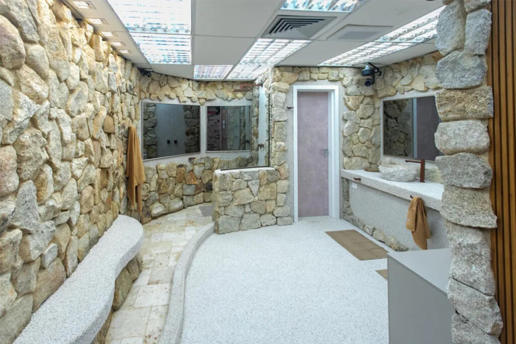 Banheiro do BBB 23 com paredes e chão de pedra