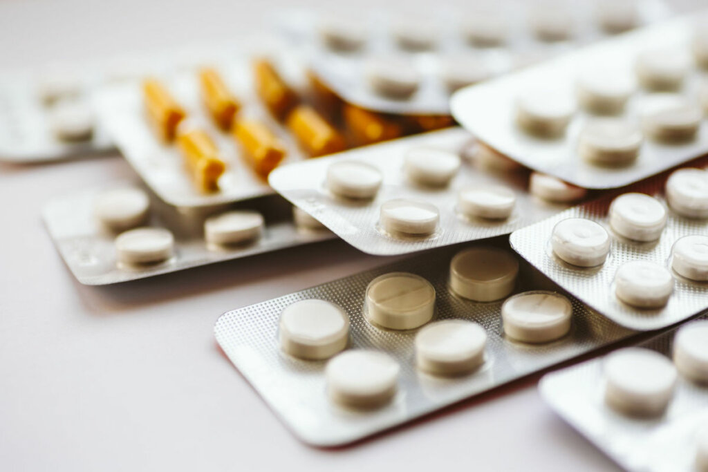Cartelas de remédios em comprimidos brancos