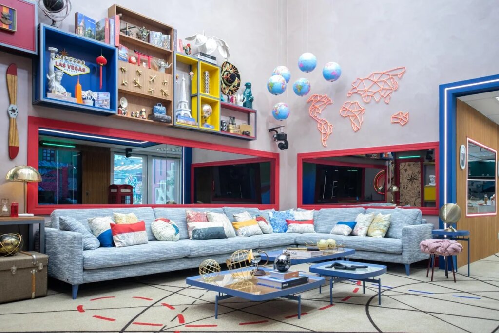 Imagem da sala do BBB 23 com sofá e objetos coloridos