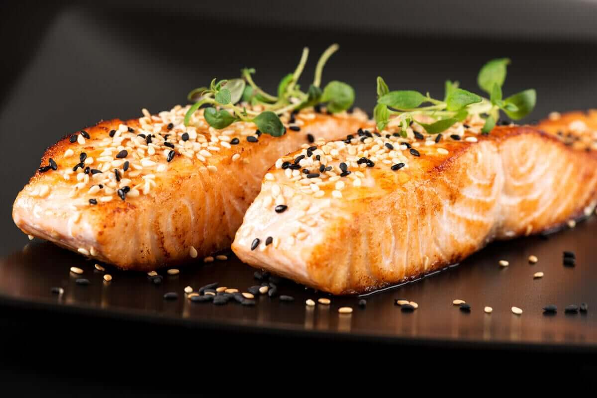 Salmão com crosta de gergelim (Imagem: Nanisimova | Shutterstock)