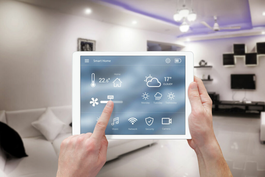 Pessoa segurando um tablet com Smart Home
