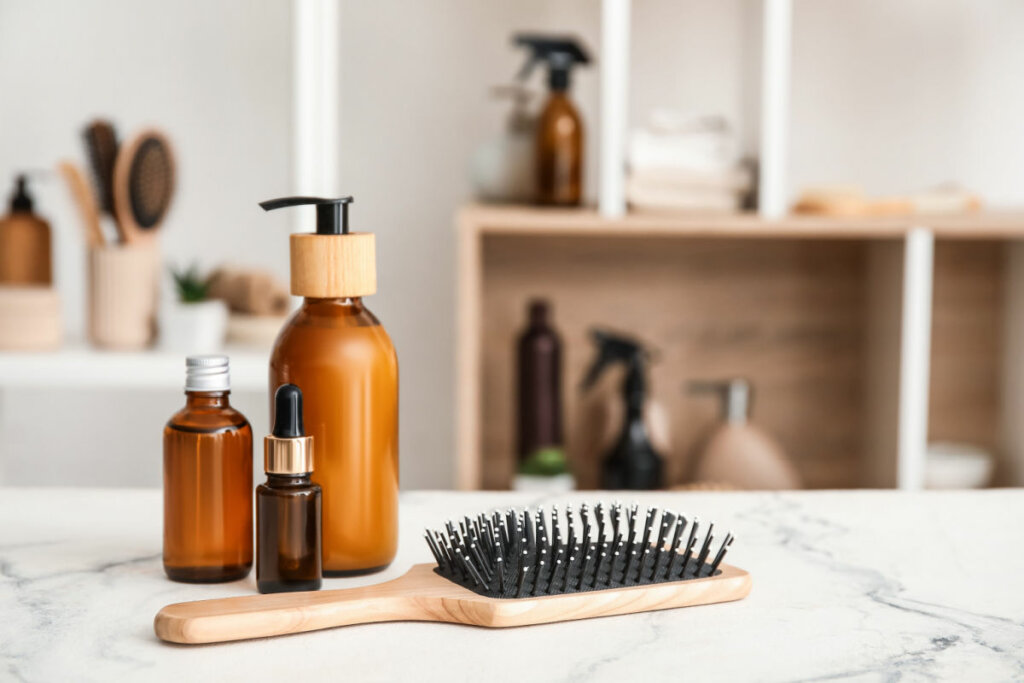 Francos de produtos para cabelo e escova de pentear 