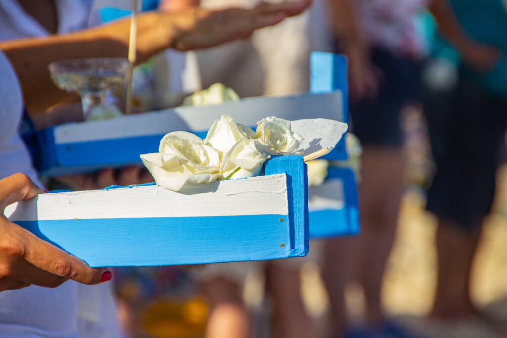 Barco de isopor azul e branco com rosas brancas