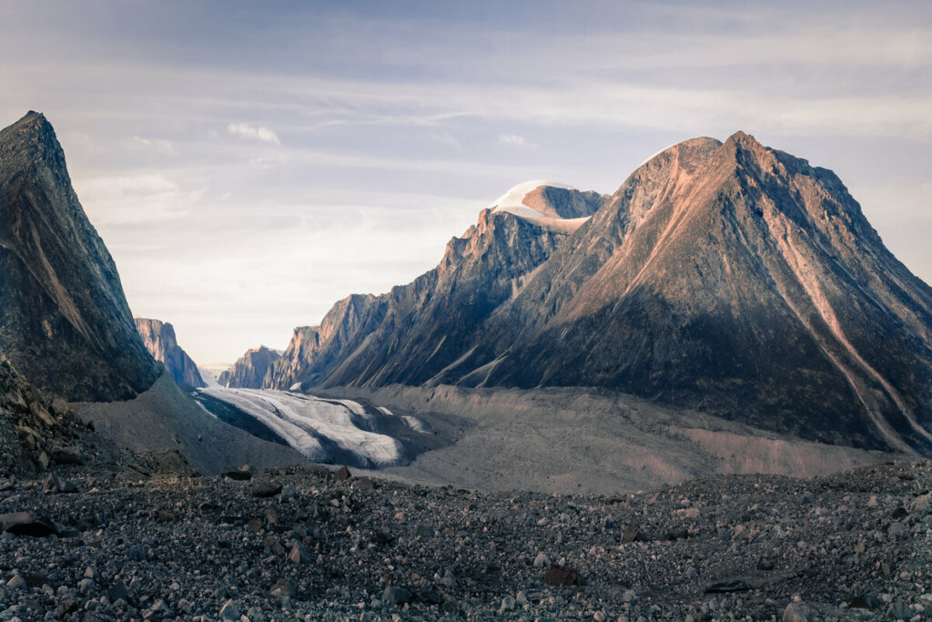 Imagem de uma montanha com solo pedregoso