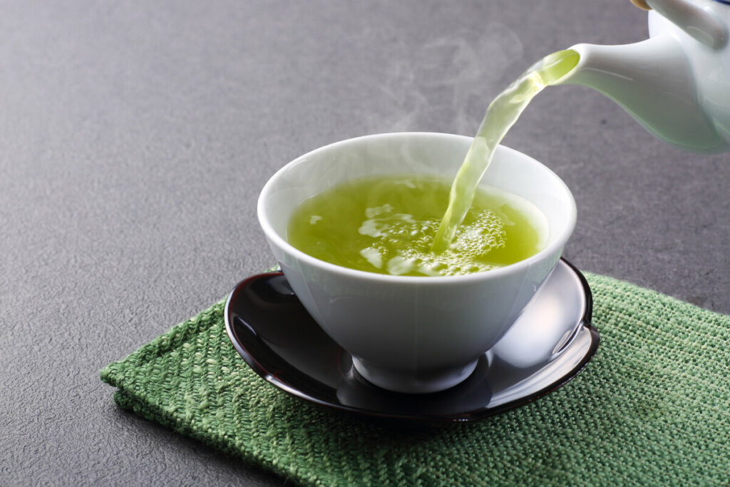Chá verde dentro de um xícara branca