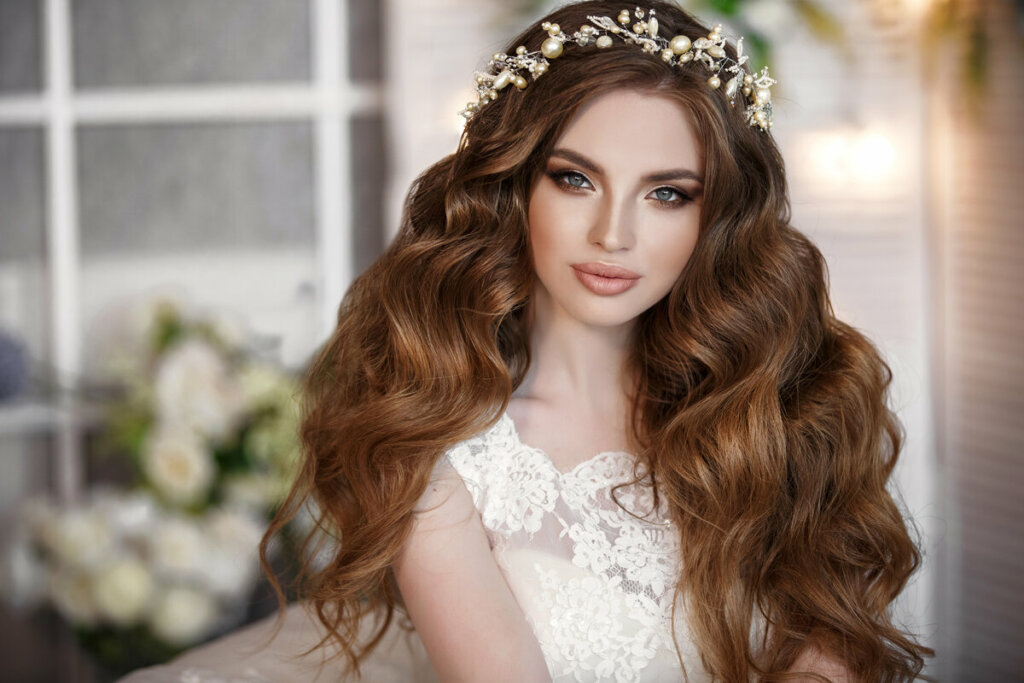 Mulher com vestido de noiva e coroa de flores no cabelo