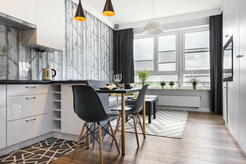 Cozinha e sala de estar de um apartamento integrados