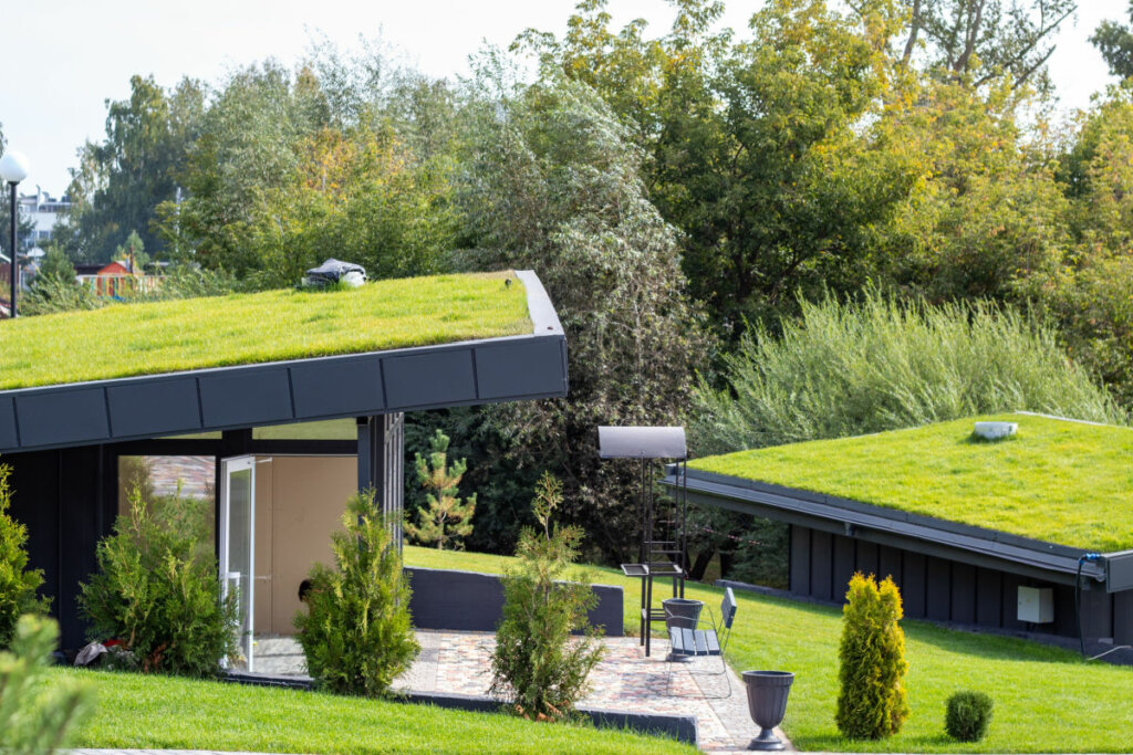 Residência com telhado verde e gramas em volta