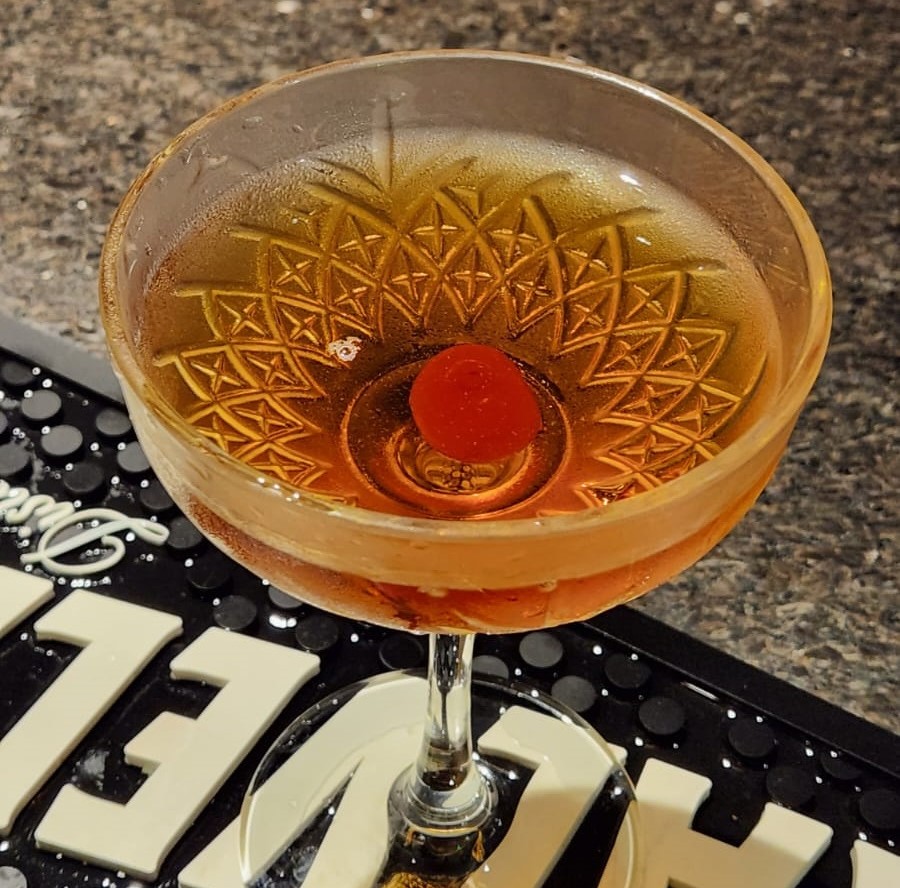 Drink Manhattan com whisky decorado com cereja