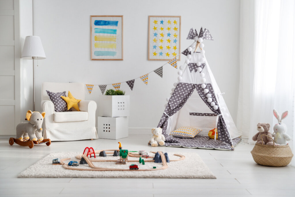 Uma sala de jogos infantil vazia com tenda e ferrovia de brinquedo
