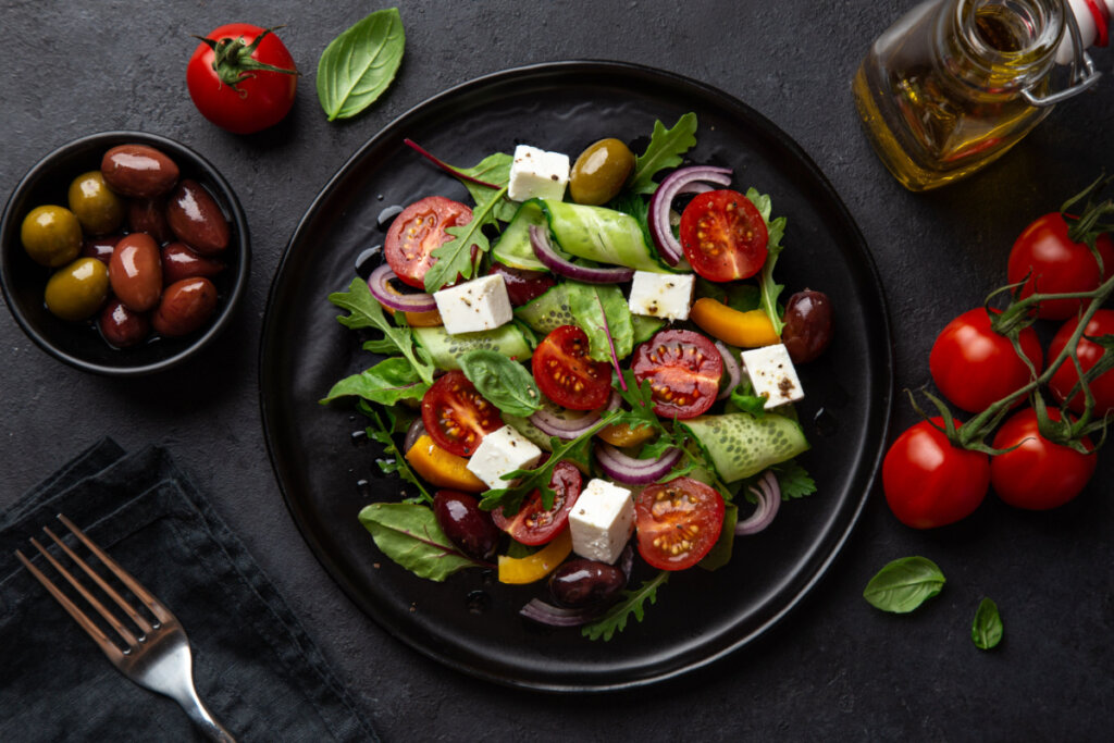 Salada com alface, pepino, tomate, azeitona, queijo, manga e cebola