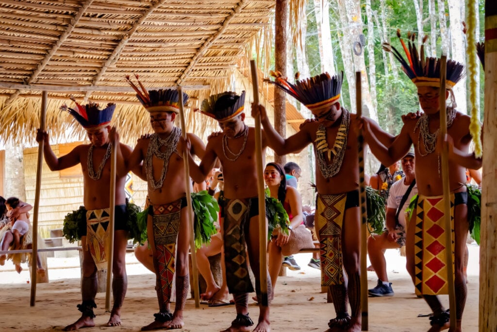 Indígenas da Amazônia brasileira da etnia Dessana apresentando sua cultura e costumes aos turistas de sua comunidade