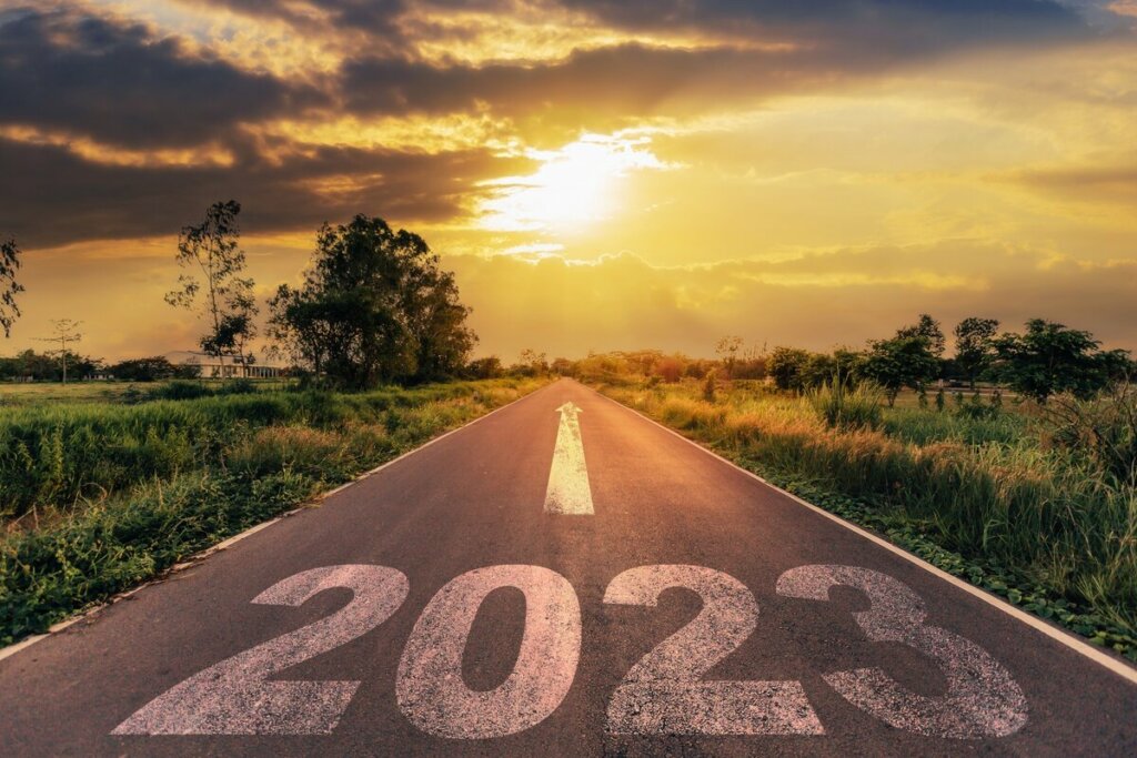 Chão de uma estrada com a ilustração do número 2023