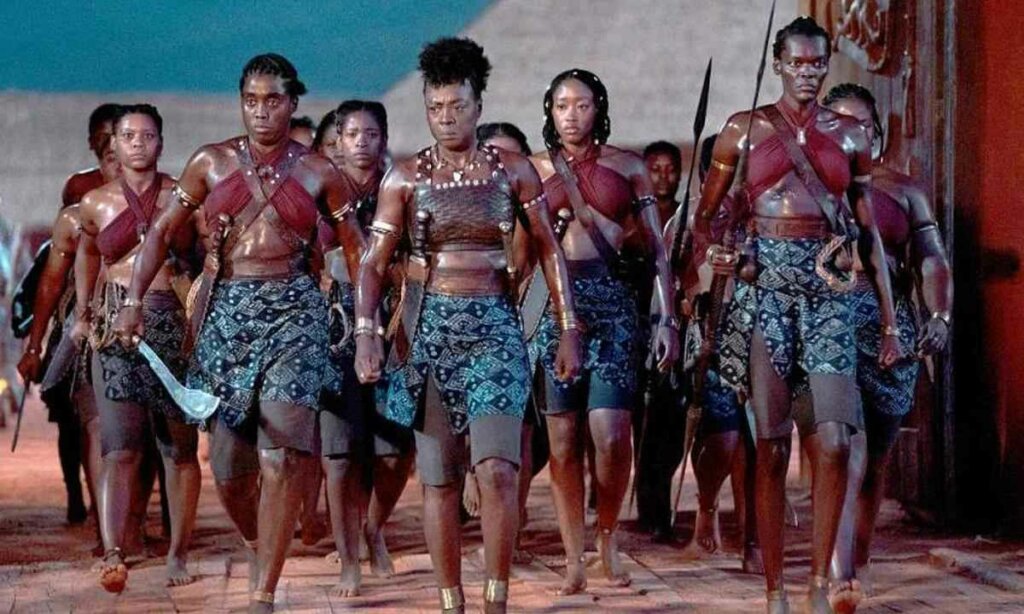 Na imagem, várias mulheres africanas com roupas e armas representando as Agojie, exército de mulheres.