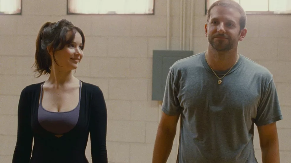 Imagem do filme "O Lado Bom da Vida"; casal sorrindo