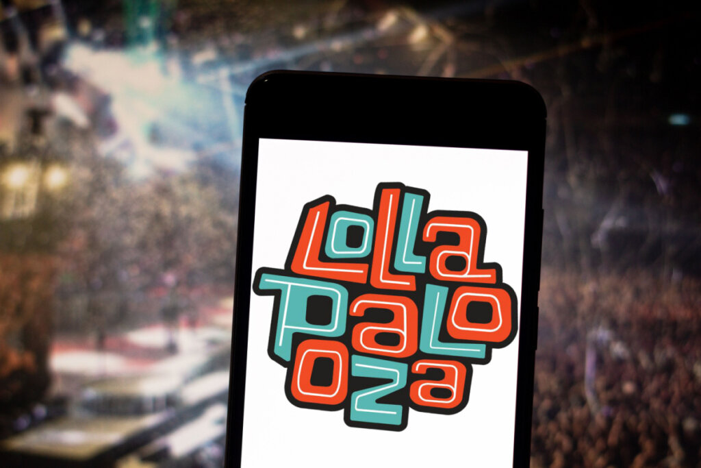 Celular com logo do Lollapalooza