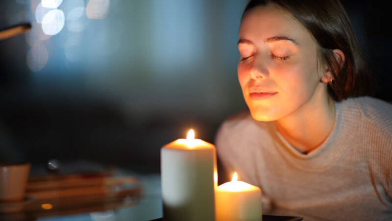 Veja os benefícios de incluir o uso de velas aromáticas na rotina