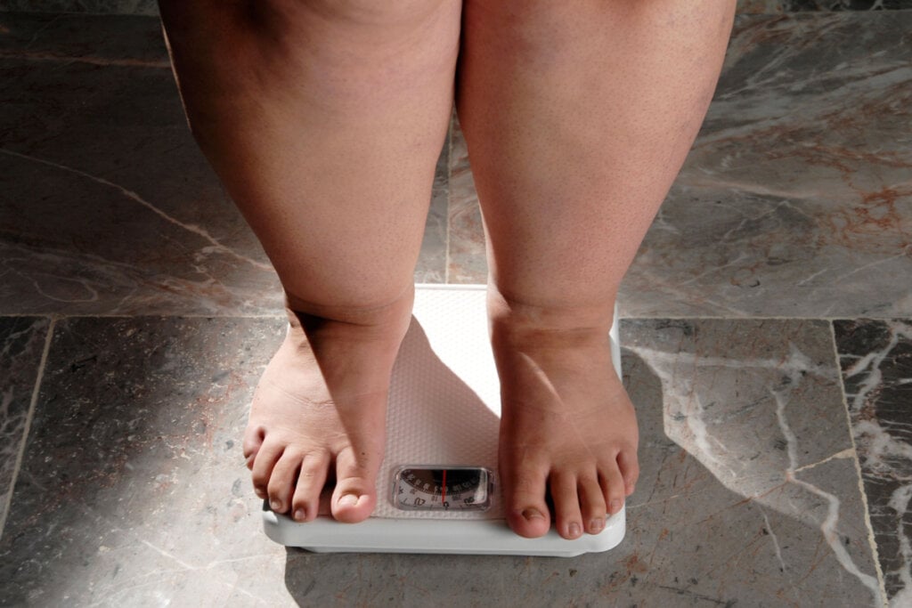 pés de mulher com sobrepeso na balança