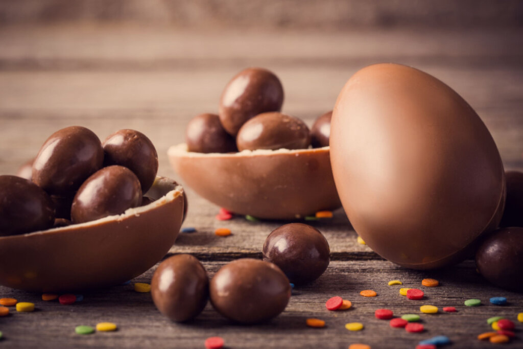 Ovos de Páscoa de chocolate sobre fundo de madeira
