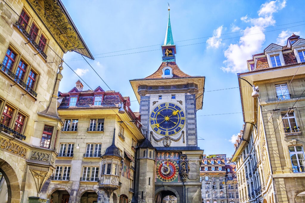 Relógio astronômico na torre do relógio medieval Zytglogge na rua Kramgasse no centro da cidade velha de Berna, Suíça.