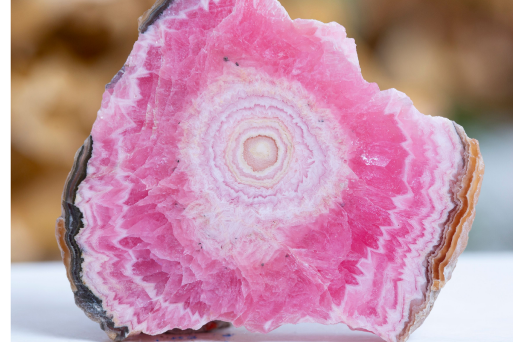 Pedra rodocrosita grande e sem lapidar em vários tons de rosa