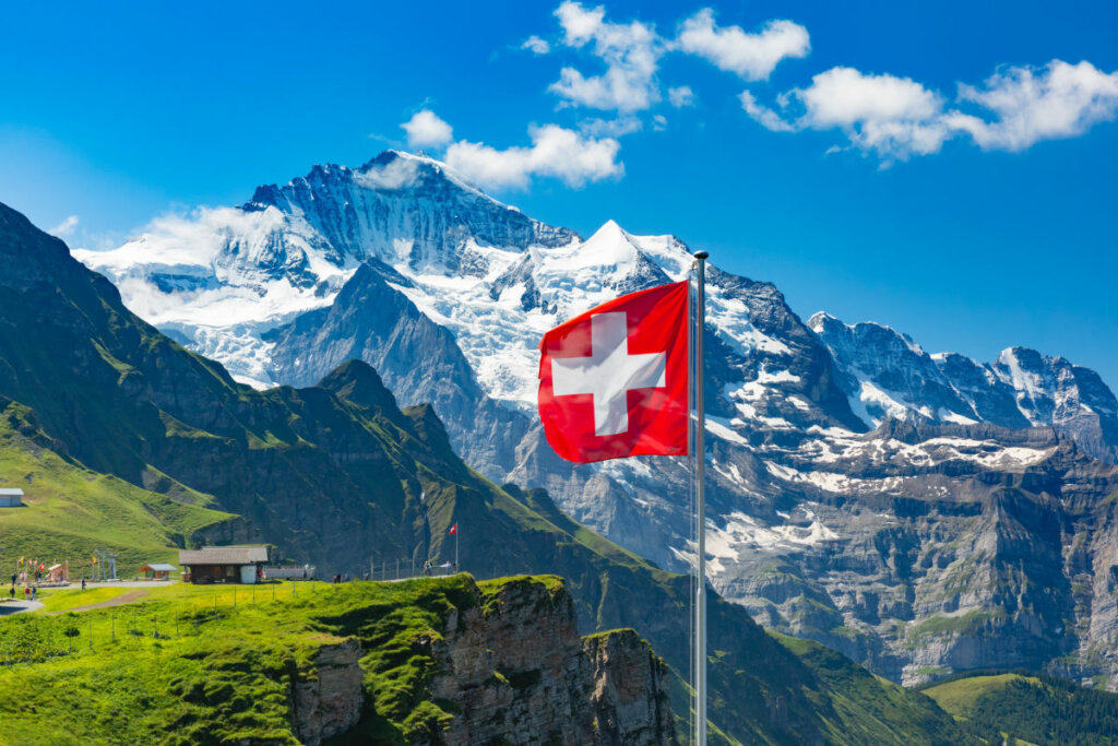 Bandeira da Suíça com Alpes de fundo