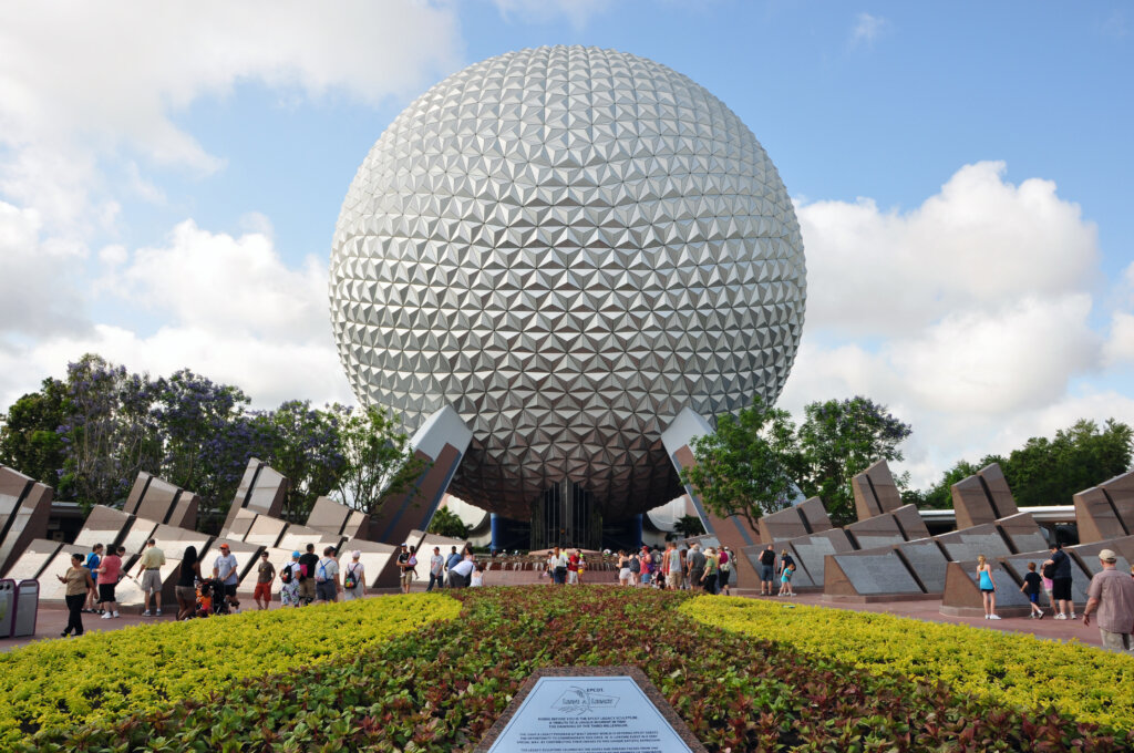 Imagem da escultura da bola de golfe do parque EPCOT na Disney.