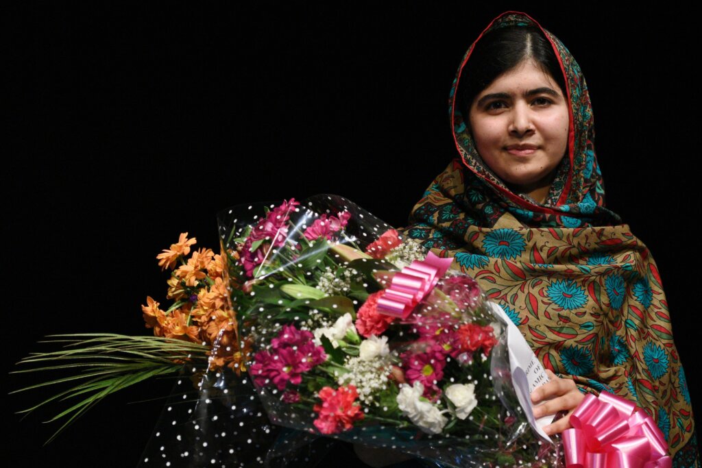 Malala com um buquê de flores. 