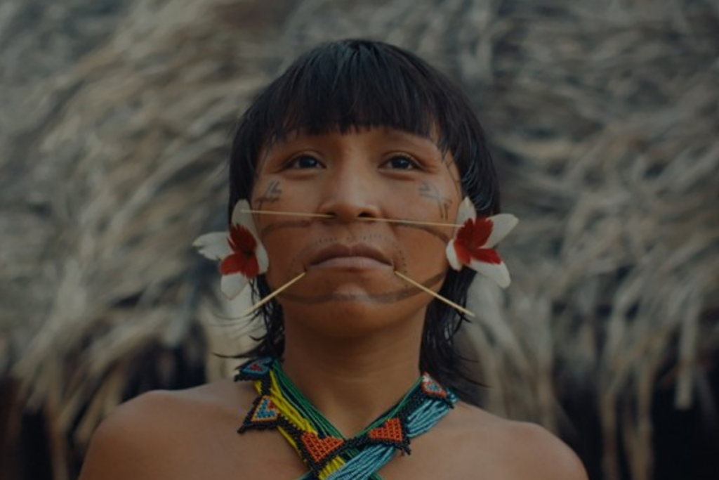 Cena de um indígena no documentário 