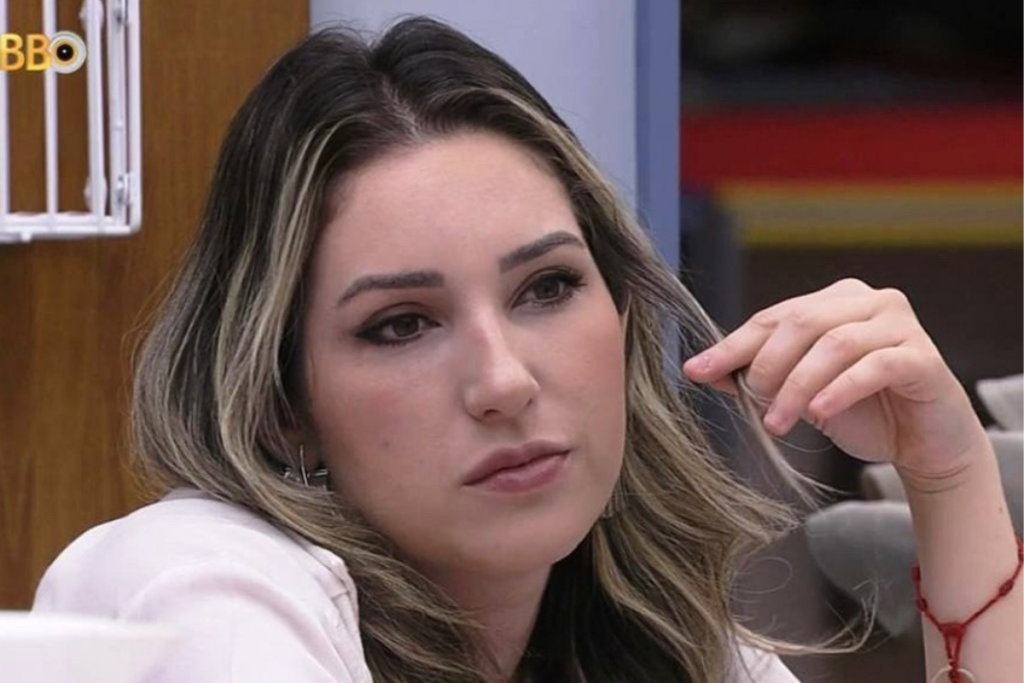 Amanda do BBB23 mexendo no cabelo