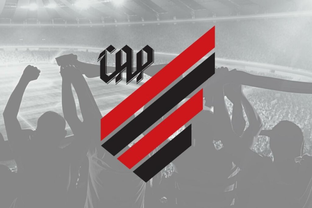 Logo do time Athletico Paranaense em frente a imagem de uma torcida em estádio
