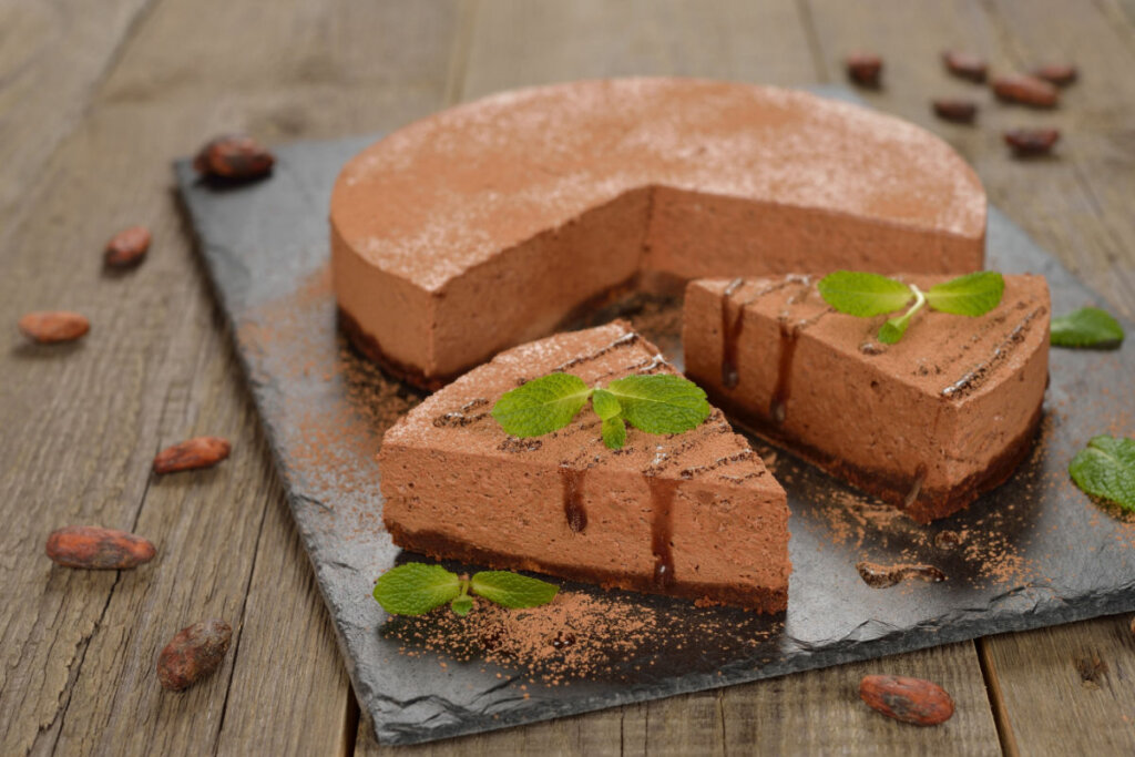Cheesecake de chocolate com cacau em pó e folhas de hortelã