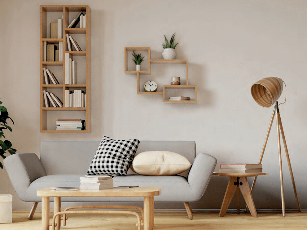 Sala de estar com parede branca, sofá cinza, mesa de centro e alguns itens de decoração de madeira