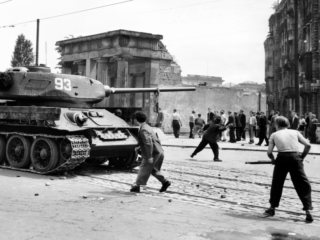 Imagem em preto e branco de uma rua em guerra 
