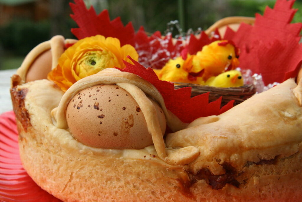 Pão Casatiello decorado com flores e bonecos de pintinhos