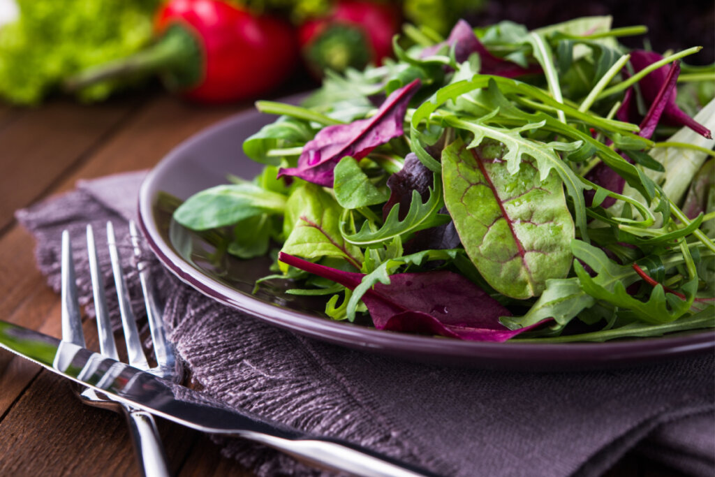 ​​Salada de folhas verde-escuras para o almoço