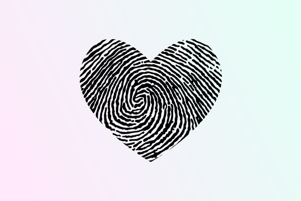 Tatuagem de coração formada pelas digitais do dedo polegar