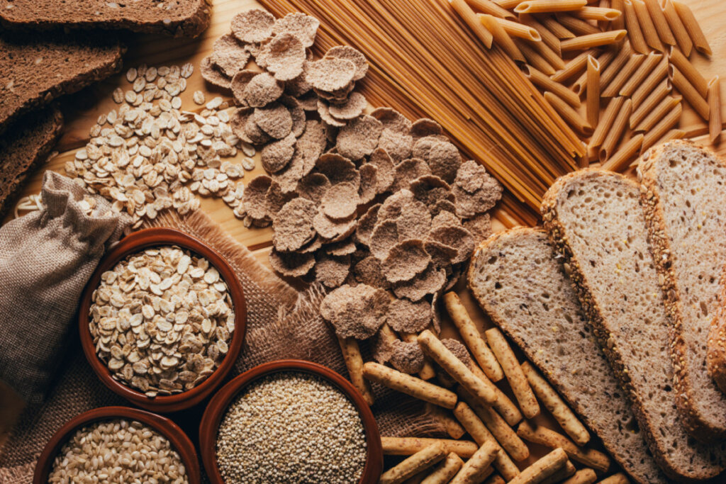 Macarrão, pão, aveia, cereal e outros alimentos integrais em superfície