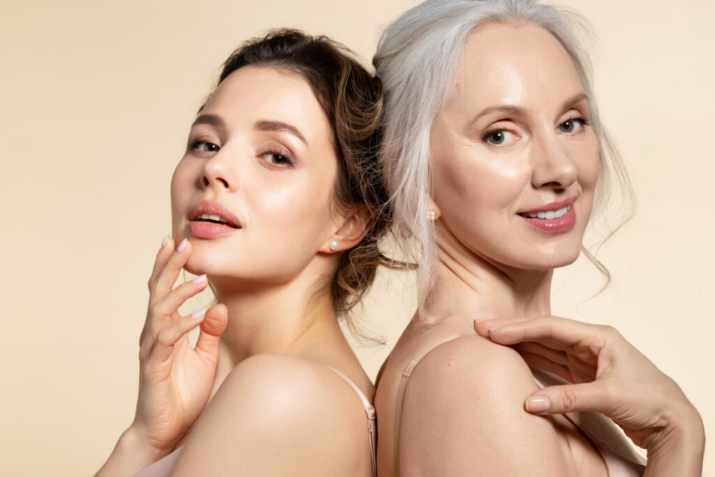 Duas mulheres de diferentes idades com retrato de foto de pele perfeita.