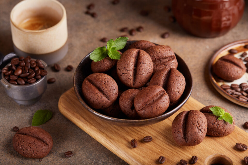 Biscoito em formato de grão de café em recipiente marrom