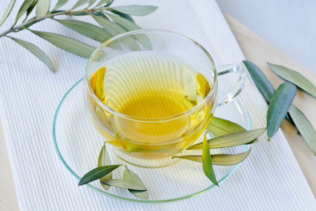 Chá de oliveira em uma xícara