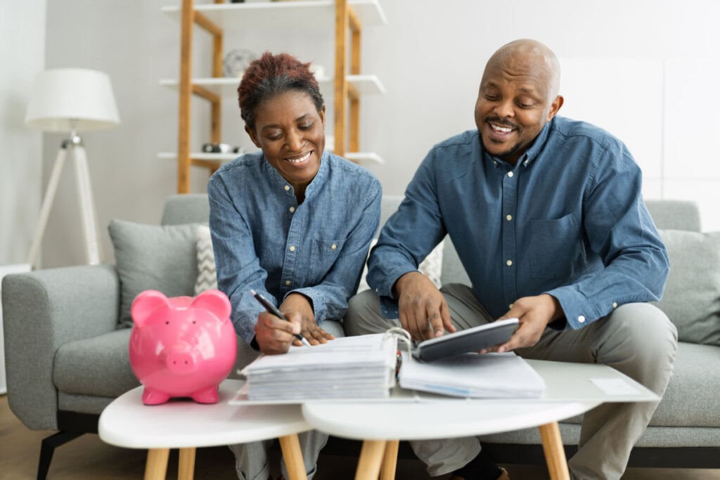 Casal realizando contabilidade financeira