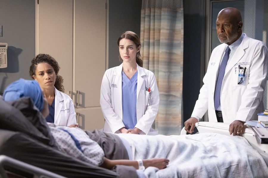  Adelaide Kane, James Pickens Jr., Kelly McCreary em um quarto visitando um paciente