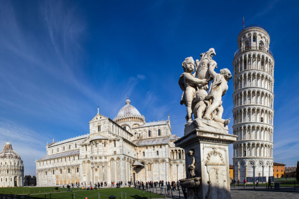 Torre de Pisa e o batistério da catedral