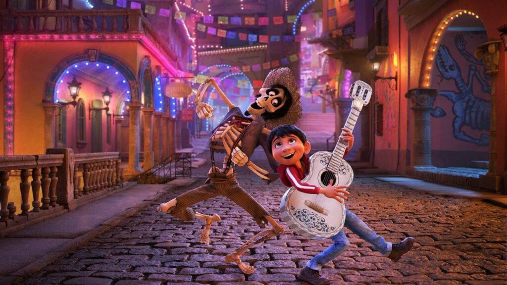 Cena da animação "Coco". Menino tocando violão com caveira mexicana animada.