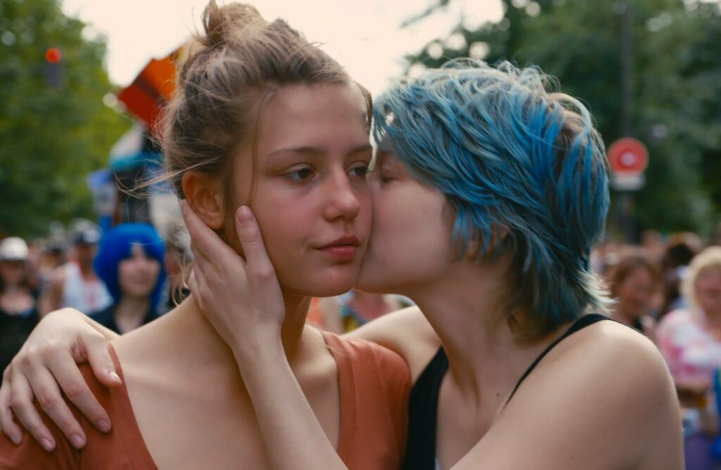 Cena do filme "Azul é a Cor Mais Quente" - Emma beijando o rosto de Adèle